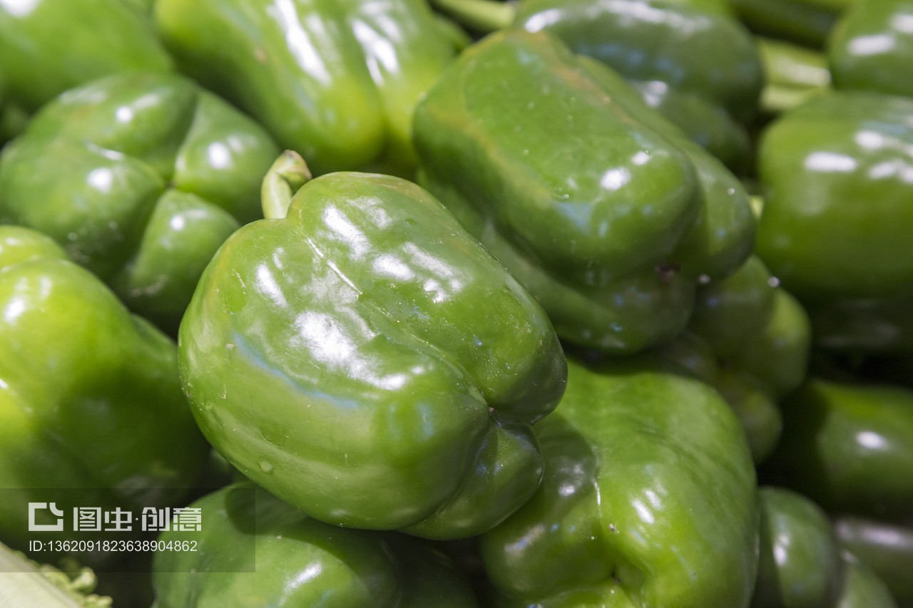 菜市場(chǎng)的風(fēng)景線(xiàn) 擺放整齊的食材與新鮮蔬菜零售